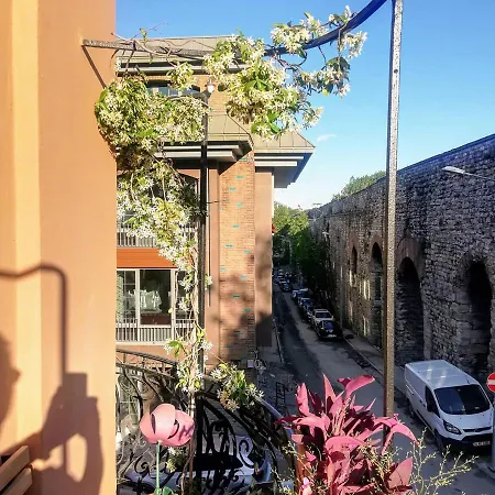 No 1 House By Valence Hotel 2*