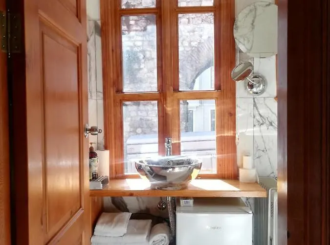 No 1 House By Valence Отель