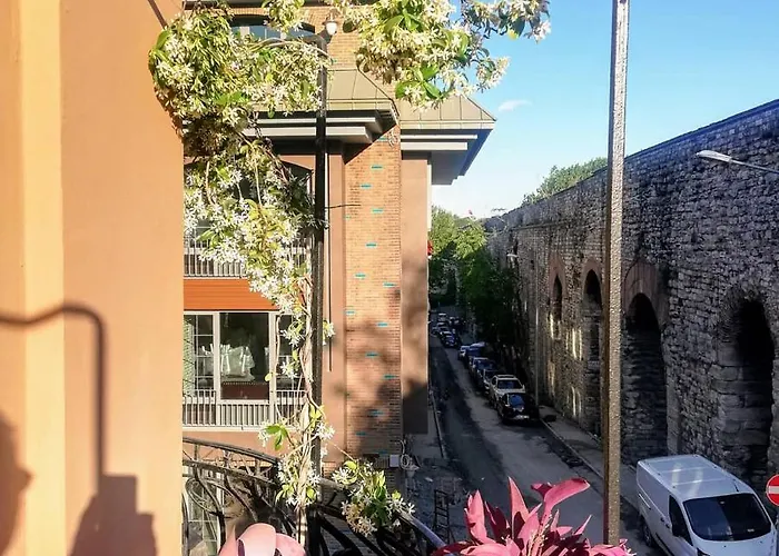 No 1 House By Valence Отель 2*